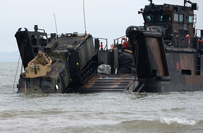 Tàu đổ bộ hạng nặng của Hải quân Anh đang mở cửa cho xe thiết giáp